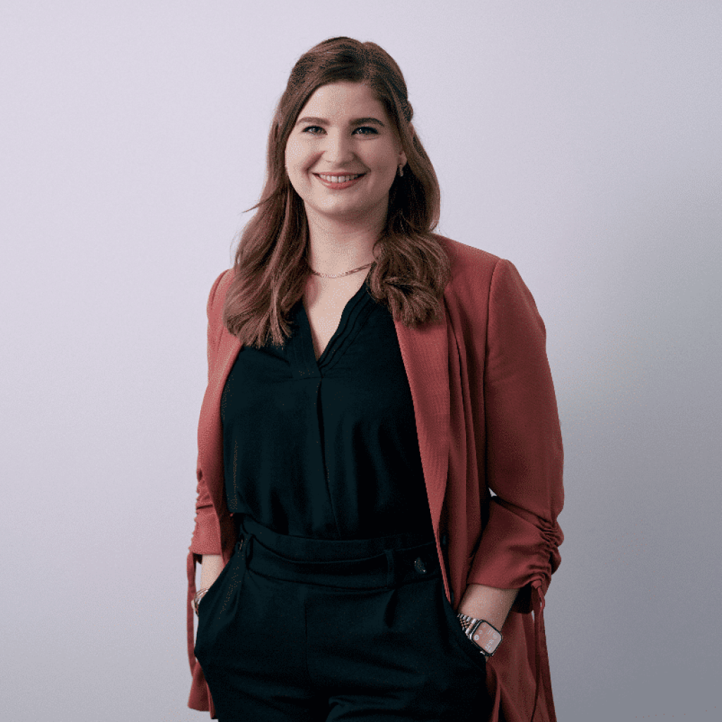 Porträt einer jungen Frau mit rotem Blazer